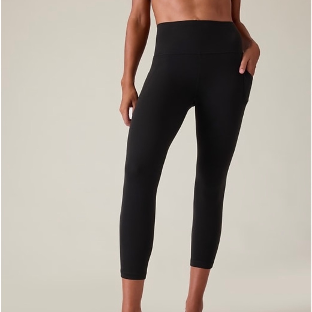 NWT Athleta salutation stash capris